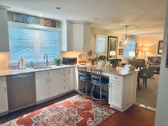 Vista de la cocina hacia el comedor. - 24 Hillside Dr