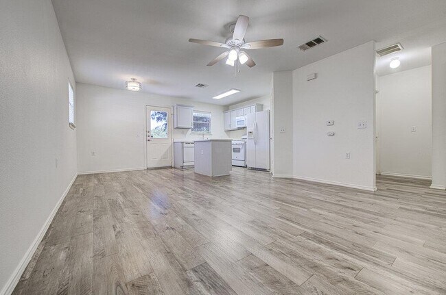 Foto del edificio - 8417 Twiggy Ln