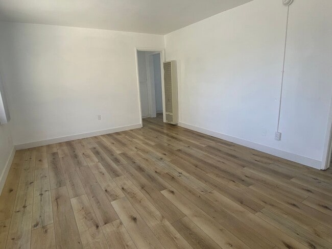 Building Photo - 5130-5140 Roseland Street