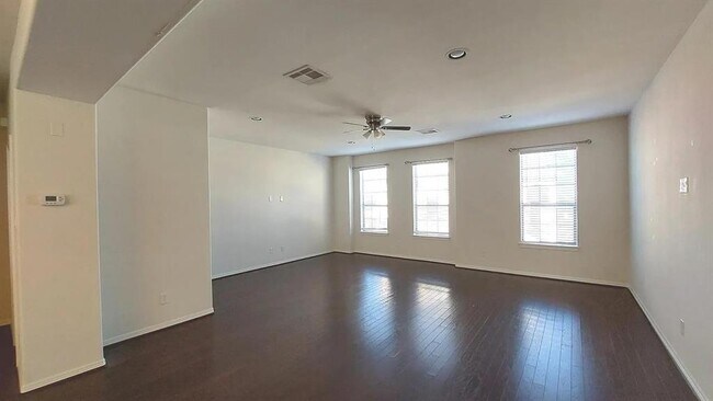 Foto del edificio - 7907 Bachwood Dr Dr