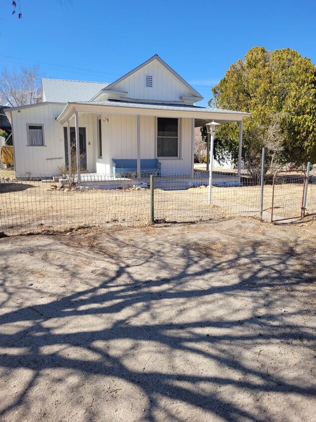 211 S Washington St Unit 211 Washington, Lone Pine, CA 93545 Room for