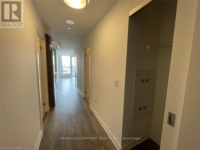 Building Photo - 15 Wellington St S