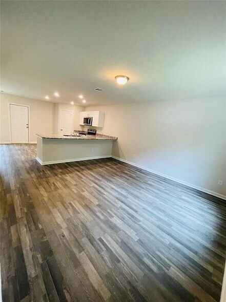 Building Photo - 203 Big Oak