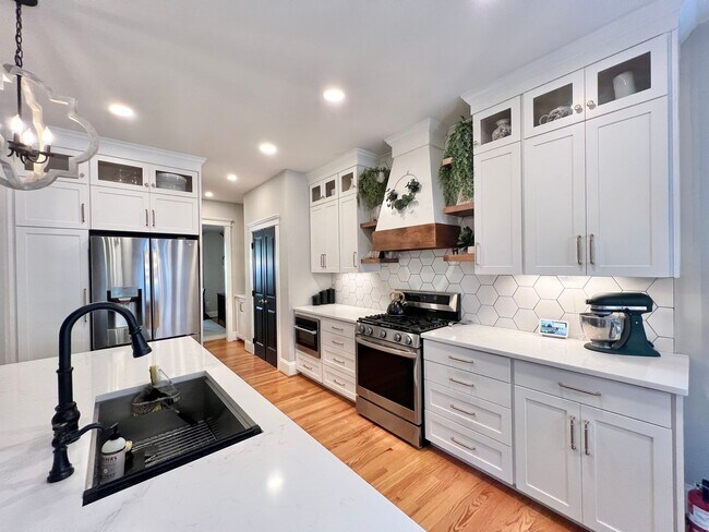 Foto del edificio - Gorgeous Custom Built 4BD, 3BA Holly Springs Home with Home Gym Setup and Fenced In Yard