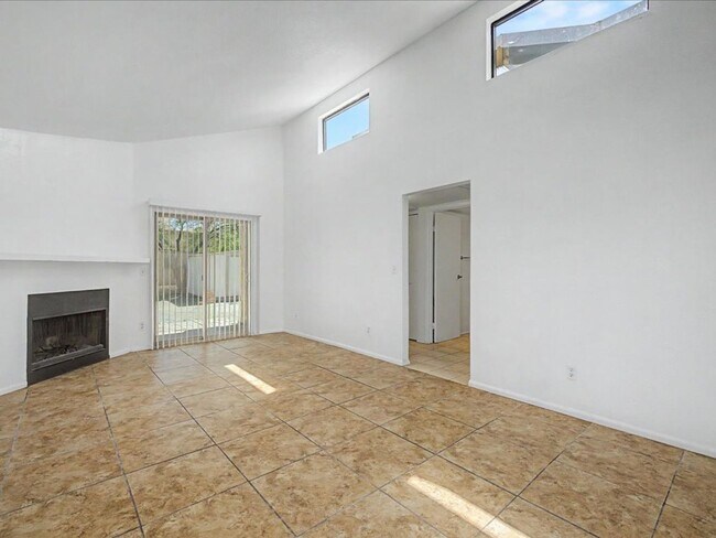 Foto del edificio - 5704-5706 E 24th St