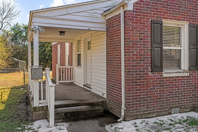 Building Photo - 1605 Oakwood Ave