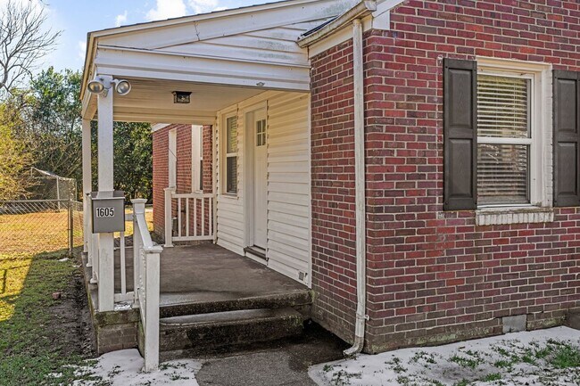 Foto del edificio - 1605 Oakwood Ave