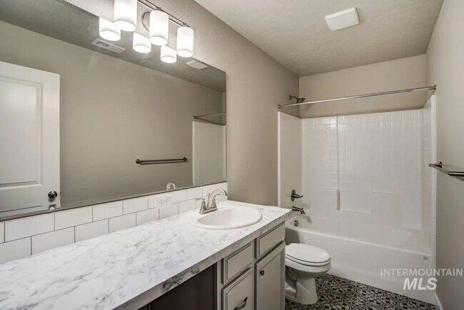 Foto del edificio - Must See 3 bed plus a office with a 3 Car ...