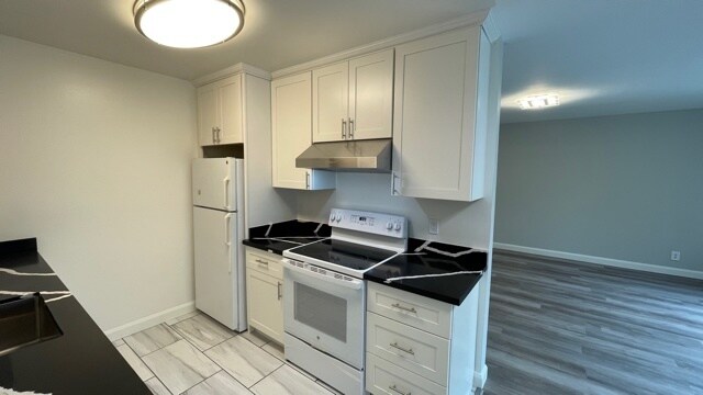 Building Photo - 1115 Village Dr