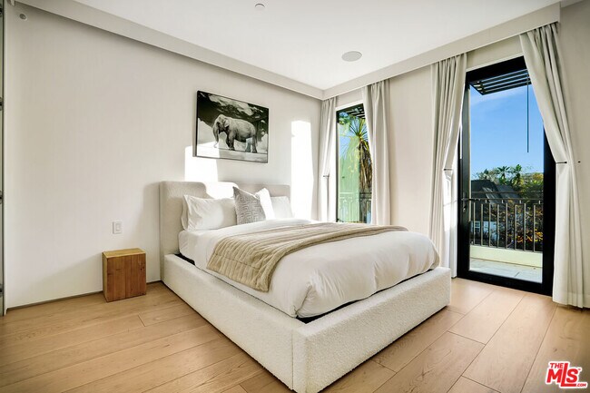 Foto del edificio - 6687 Colgate Ave