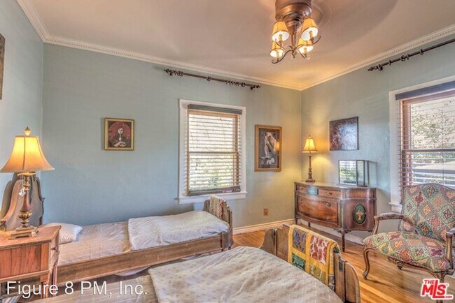 Foto del edificio - 4 br, 2.5 bath Apartment - 6433 Crescent St