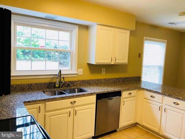Foto del edificio - 15860 Montview Dr