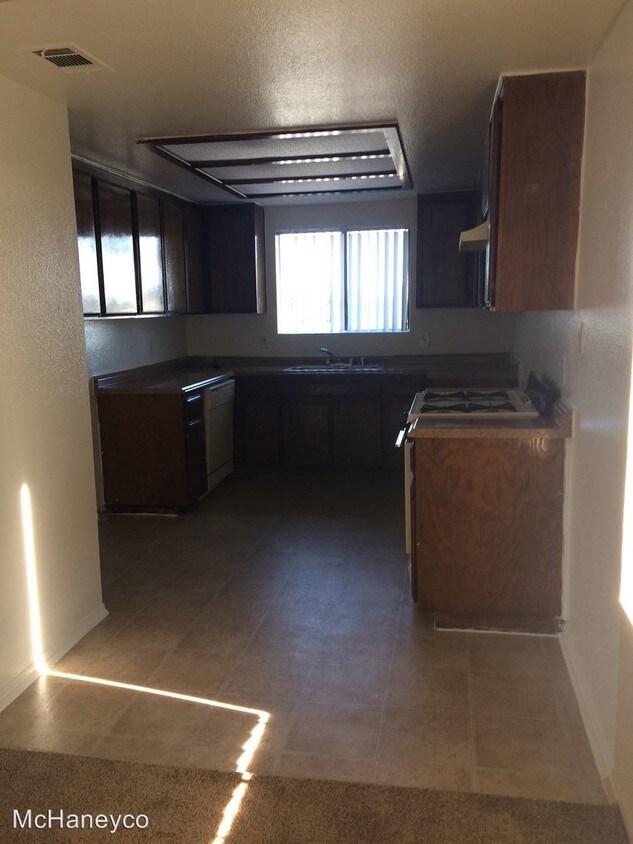 Foto del edificio - 7912-7912 Bennett Ave