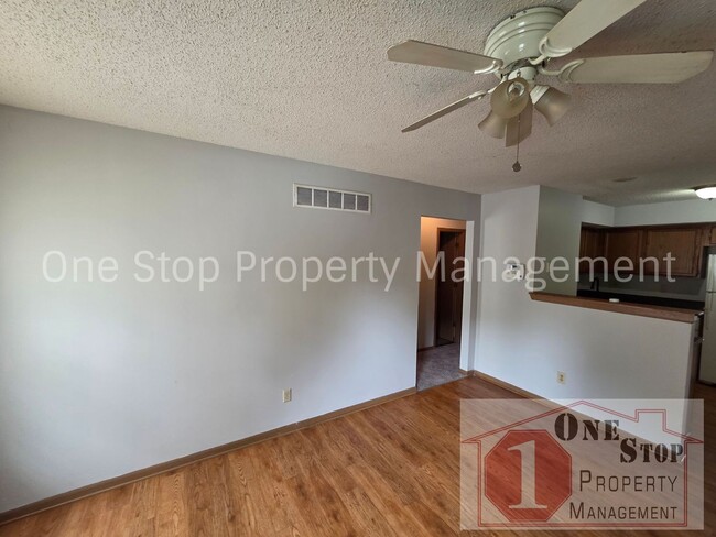 Building Photo - 3 Bedroom 1.5 Bathroom Duplex with 1 car garage in North Kansas City