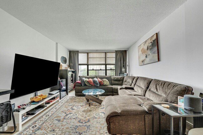Foto del edificio - 7002 JFK Blvd E