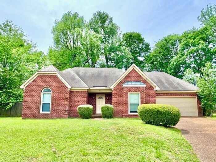 Foto principal - Now Leasing A Spacious 3-Bedroom 2 Bath Ho...
