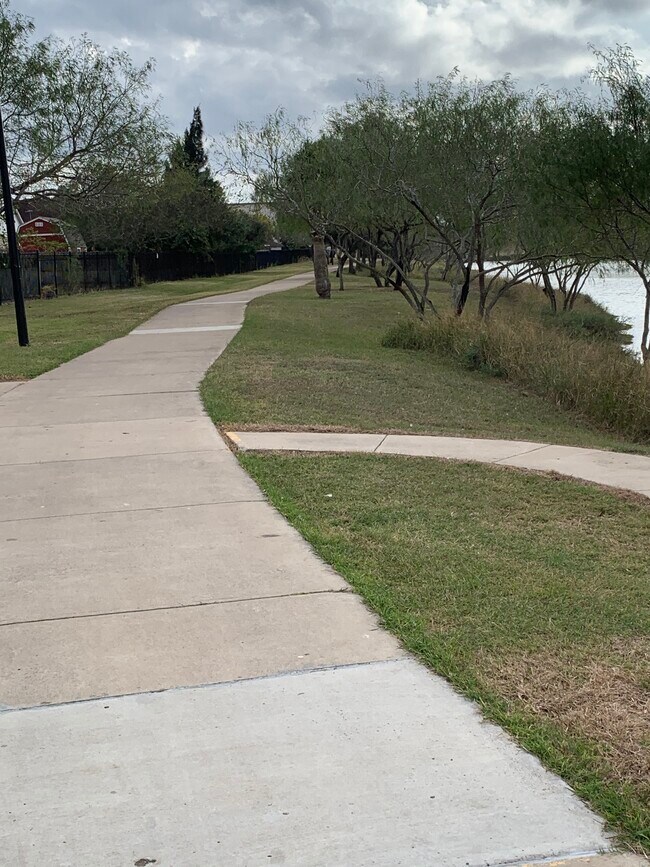 Foto del edificio - 3052 Aberdeen Dr