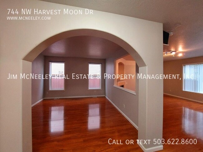 Building Photo - 744 NW Harvest Moon Dr