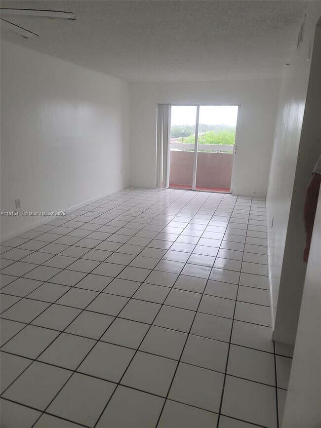 Foto del edificio - 600 NW 32nd Pl