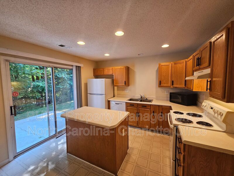 Foto principal - 1867 Forest Side Ln