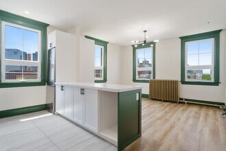 Building Photo - 72 James St N