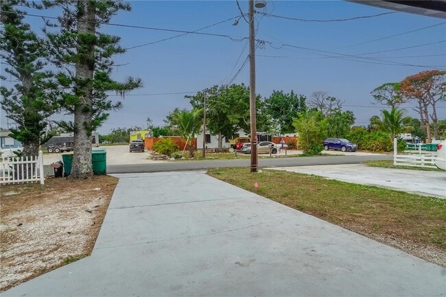 Building Photo - 985 Liberty St