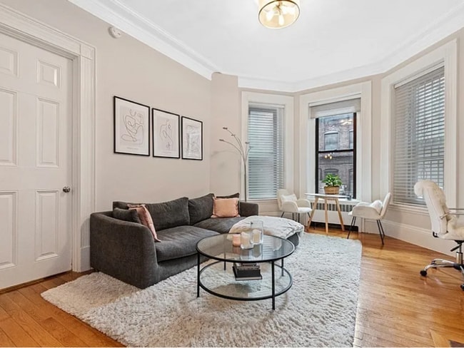 Building Photo - Elegant Back Bay 1-Bed in Historic Victori...