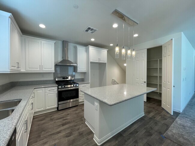 Fotografía del edificio - 7566 Channel View St