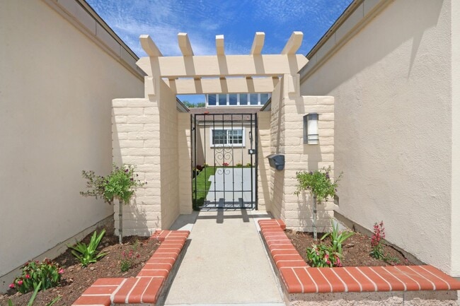 Building Photo - Stunning Single Story Attached Home with S...