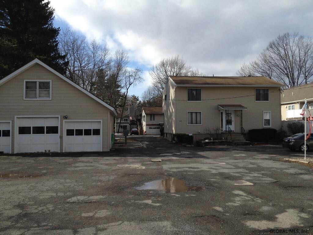 Primary Photo - 2010 Curry Rd