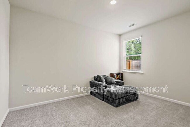 Building Photo - 643 Silver Spruce St