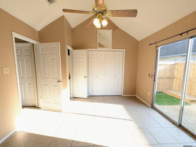 Building Photo - 402 Lee Dr