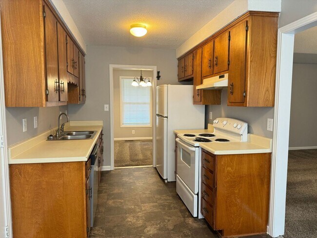 Foto del edificio - 3 Bed/2 Bath home 1 car garage, Fenced in yard. 10 Min from Gate 1!