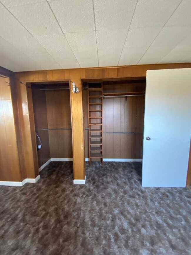 Building Photo - 3 bedroom 2 bathroom house - Water/Sewer/G...