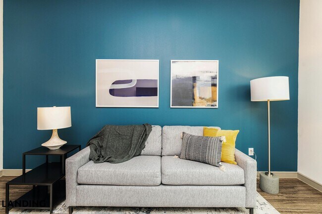 Foto del edificio - 6525 Ed Bluestein Blvd