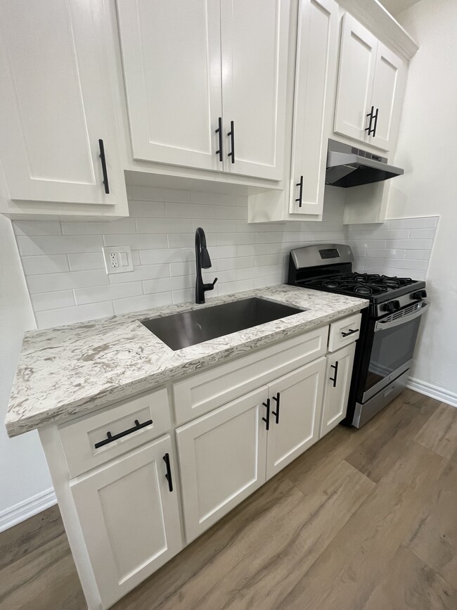 C18 Kitchen - Carlton Park Apartments