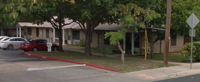 Building Photo - 808 Eberhart Ln
