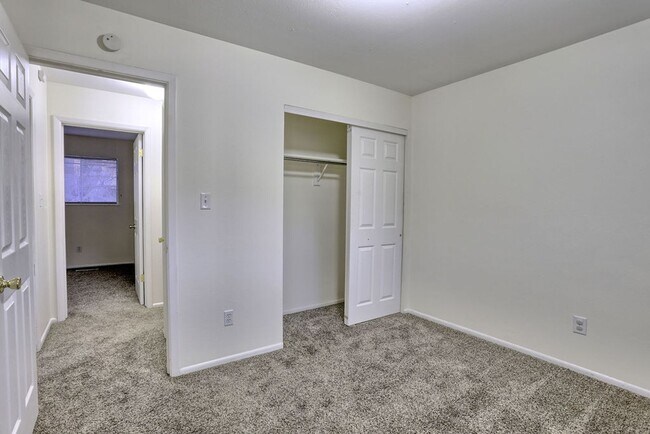 Building Photo - Students Welcome!  5 Bedroom home in West Fort Collins