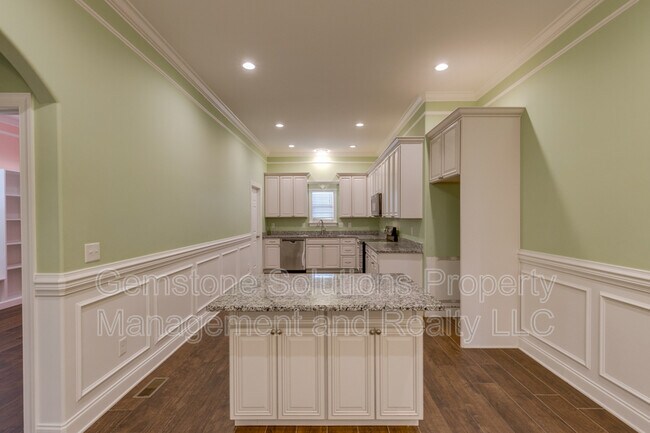 Building Photo - 504 Skyline Dr