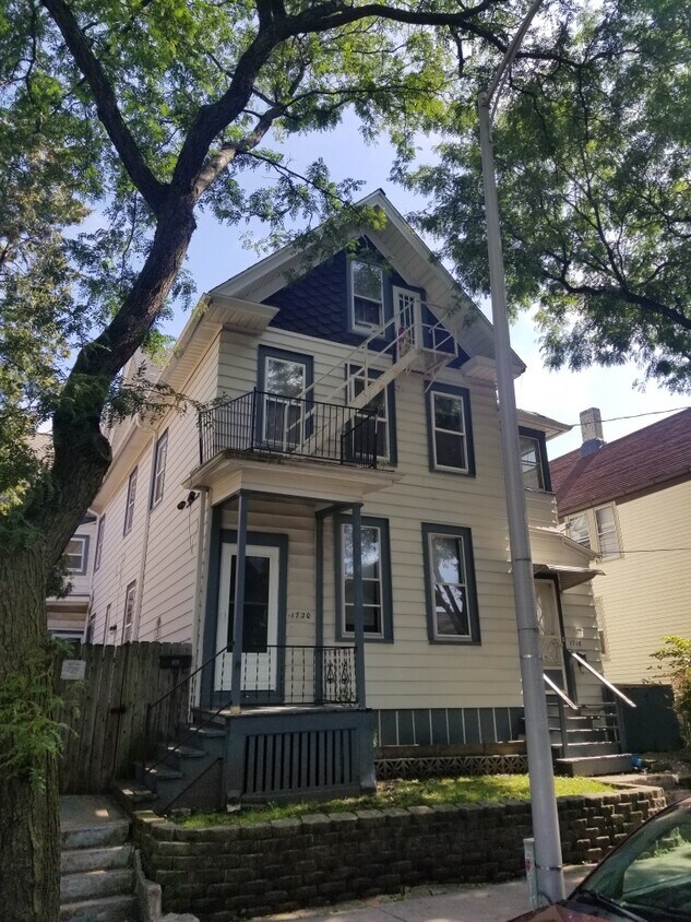 1720 N Astor St Milwaukee Wi 53202 Apartments Milwaukee Wi Apartments Com