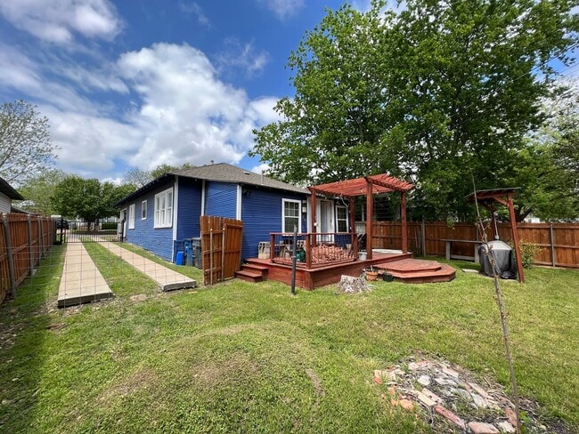 Building Photo - Charming Oak Cliff craftsmen in Sunset Hills