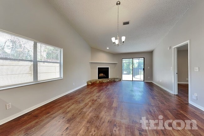 Building Photo - 2025 Helm Ln