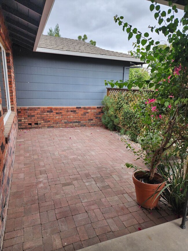 Foto del edificio - 3 Bedroom 2 bath with 2 car garage off of ...