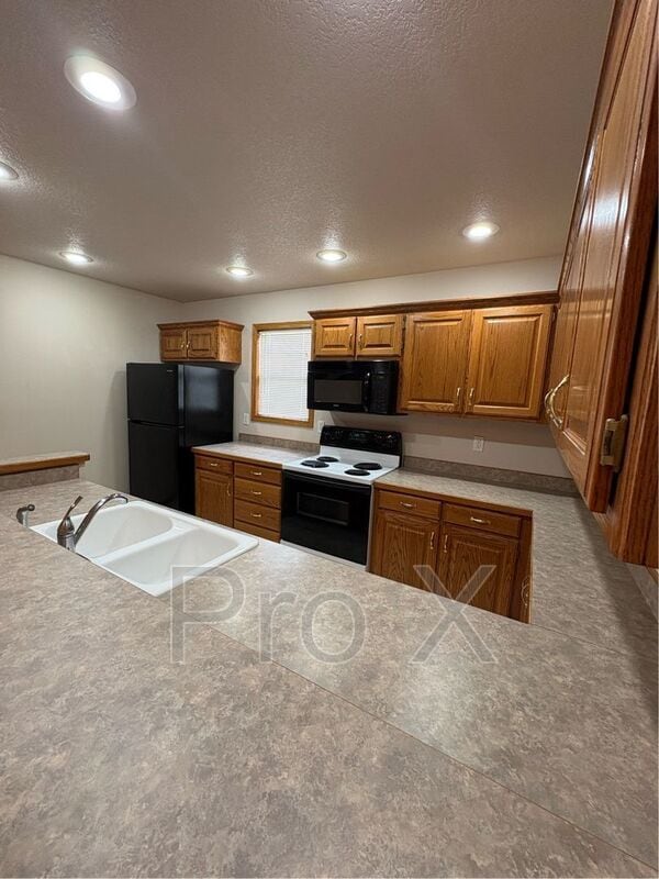 Building Photo - 2913 Santa Fe Dr