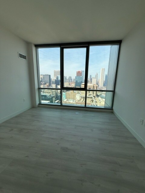 Foto del edificio - 70 W Huron St