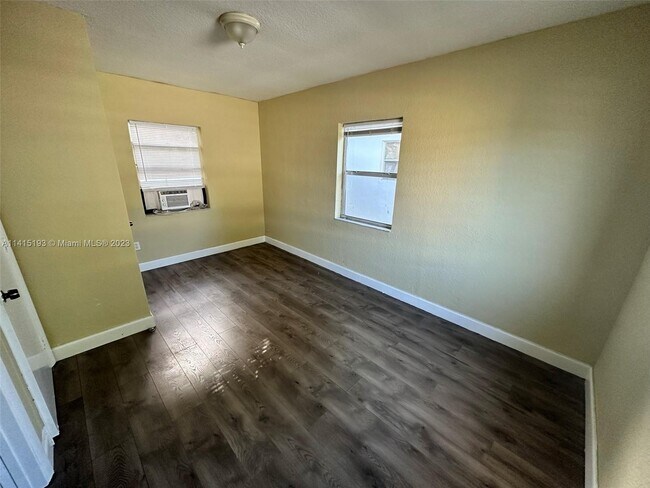 Foto del edificio - 817 NW 10th St