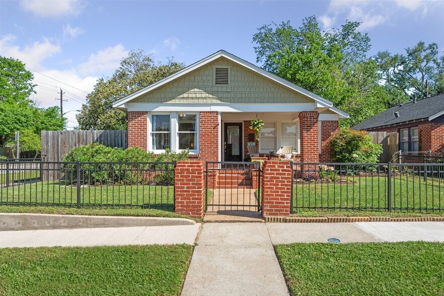 Primary Photo - 1139 Le Green St