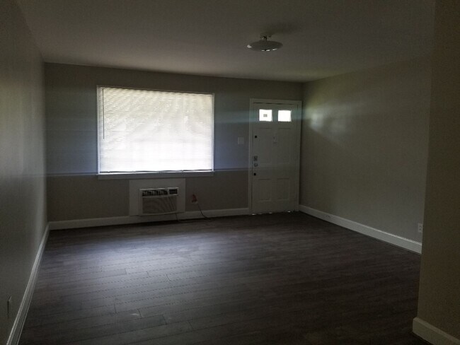 Building Photo - 407 Lionel Street