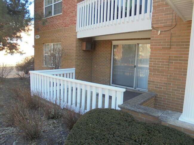 Foto del edificio - 6550 W Belmont Ave