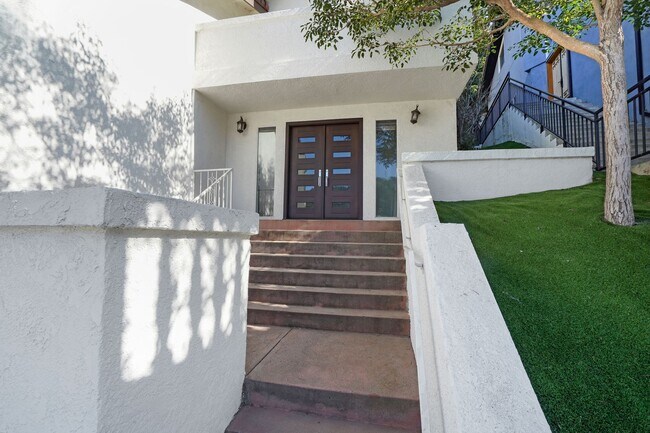 Foto del edificio - Experience Modern Luxury in this Stunning 4-Bedroom Smart Home in the Heart of 90027